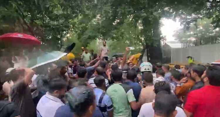 বৃষ্টি উপেক্ষা করে ইশরাক সমর্থকদের আন্দোলন অব্যাহত