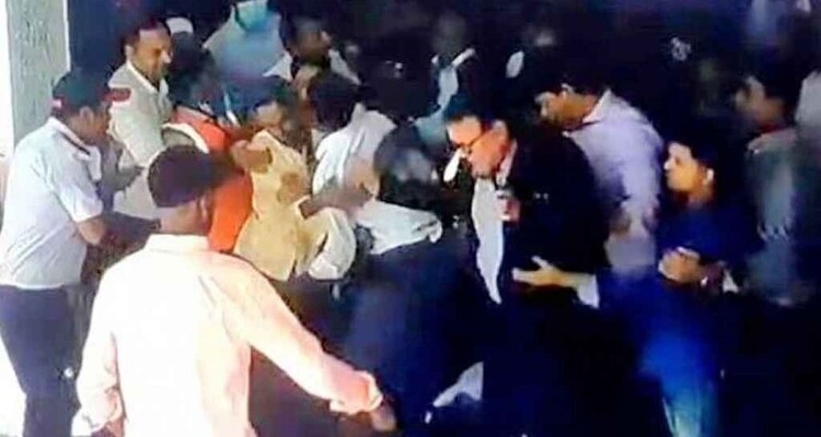 অটোপাসের দাবি, জাতীয় বিশ্ববিদ্যালয়ের উপাচার্যের ওপর হামলা