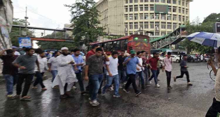 বৃষ্টি উপেক্ষা করে সাম্য হত্যার প্রতিবাদে শাহবাগে ছাত্রদলের অবস্থান