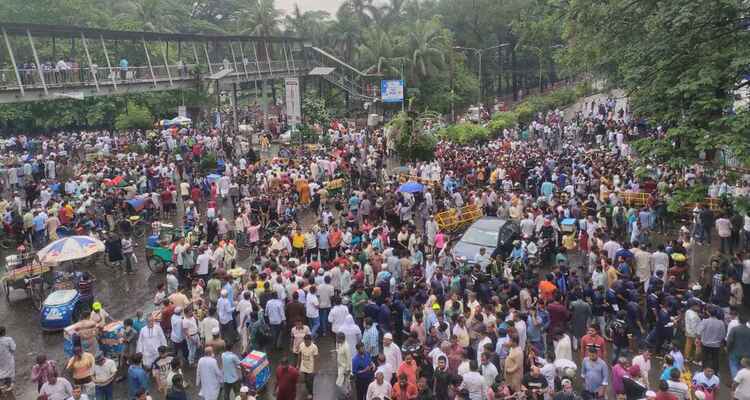স্লোগানে মুখরিত মৎস্য ভবন এলাকা, অবস্থান কর্মসূচিতে ইশরাক সমর্থকরা