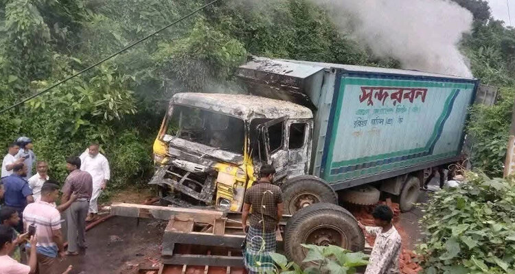 ট্রাক্টরের সঙ্গে সংঘর্ষে সুন্দরবন কুরিয়ারের কাভার্ডভ্যানে আগুন