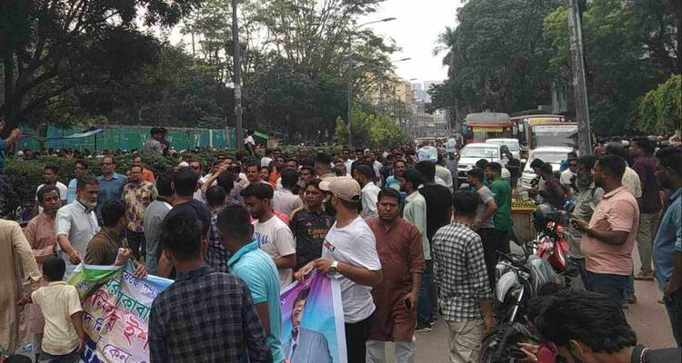 আজও ঢাকার দুই স্থানে সড়ক অবরোধ, ভোগান্তিতে যাত্রীরা