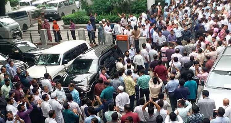 অধ্যাদেশ প্রত্যাহারের দাবিতে সচিবালয়ে আজও কর্মচারীদের বিক্ষোভ