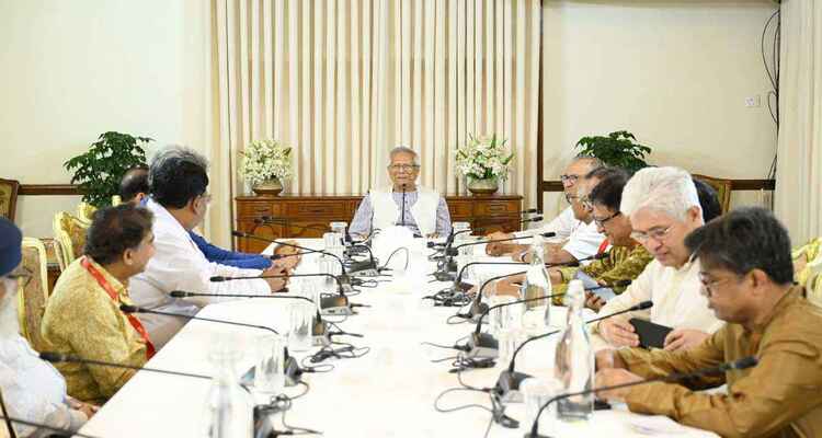 বিভিন্ন দলের নেতাদের সঙ্গে বৈঠকে প্রধান উপদেষ্টা