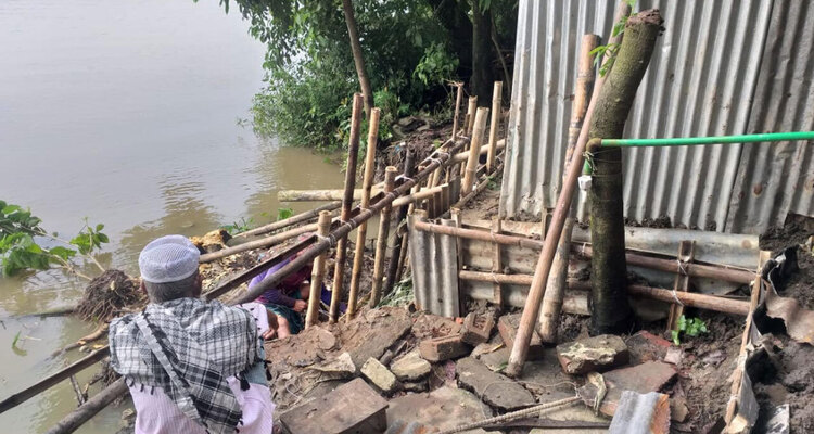 দিন দিন তলিয়ে যাচ্ছে মির্জাপুর গ্রাম, নদী গিলে খাচ্ছে ভিটেমাটি