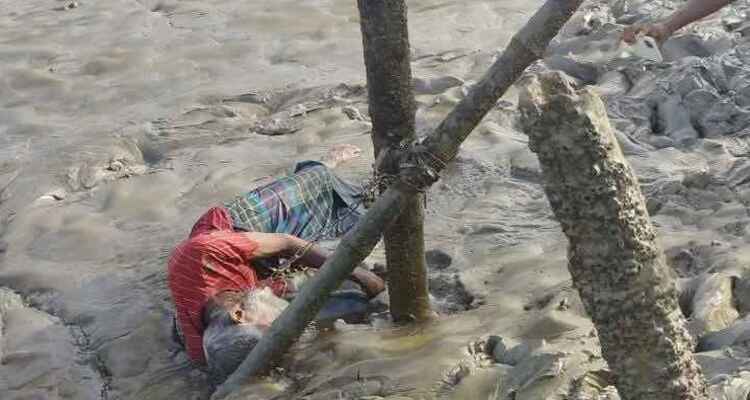 নদীর চর থেকে শিকলে বাঁধা মরদেহ উদ্ধার