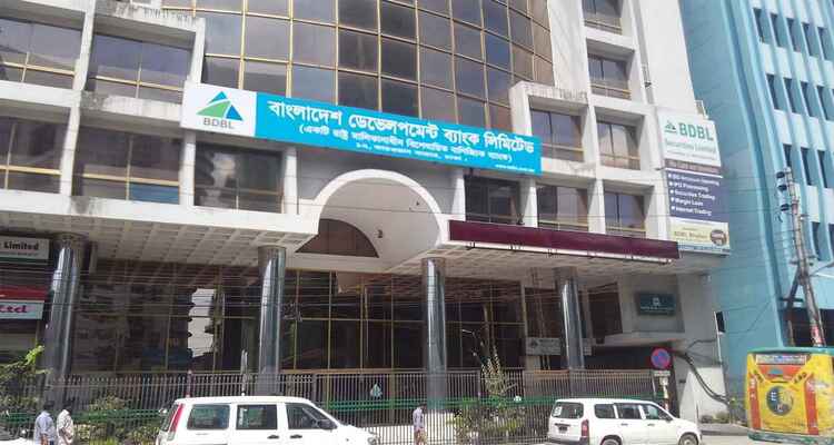 কারওয়ান বাজারে লিফট ছিঁড়ে আহত ১১