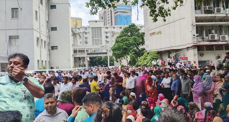 নিরাপত্তাবলয় ভেঙে সচিবালয়ে বিক্ষোভ করছেন কর্মকর্তা-কর্মচারীরা
