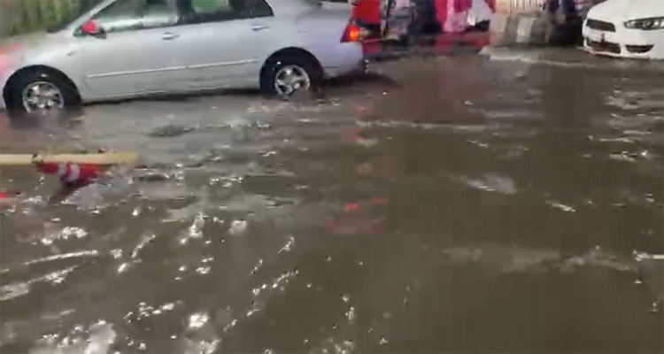 টানা বর্ষণে মিরপুরে থৈ থৈ পানি