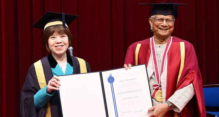 প্রধান উপদেষ্টাকে সম্মানসূচক ডক্টরেট ডিগ্রি দিলো সোকা বিশ্ববিদ্যালয়