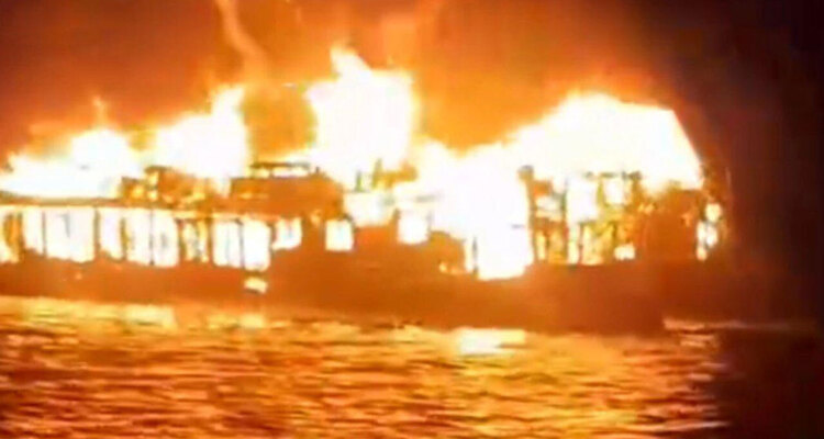 টাঙ্গুয়ার হাওরে পর্যটকবাহী নৌকায় আগুন