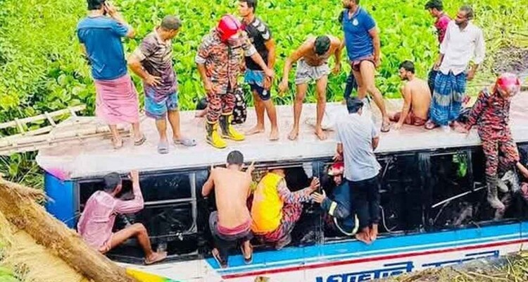 মুখোমুখি সংঘর্ষে খাদে ছিটকে পড়ল বাস-ট্রাক, আহত ২৫