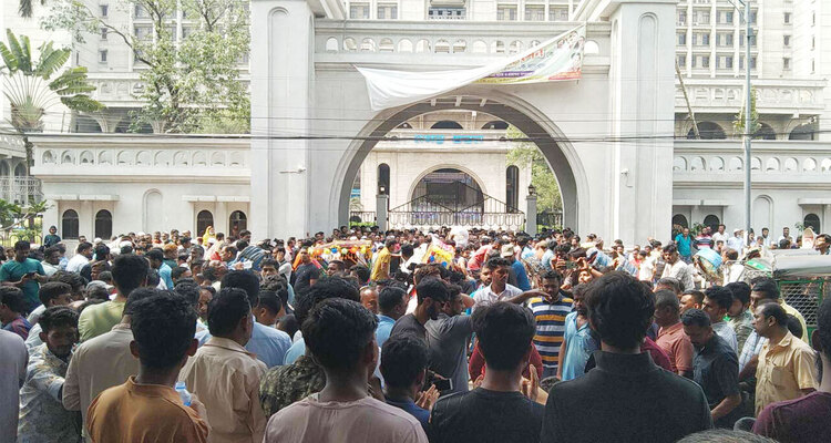 স্লোগান মিছিলে নগর ভবনের সামনে জড়ো হচ্ছেন ইশরাকপন্থীরা