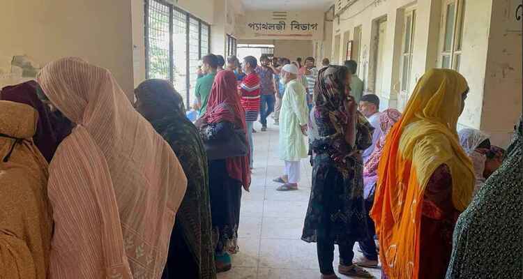 ঈশ্বরদীতে কাভার্ডভ্যান চাপায় মা-মেয়েসহ নিহত ৩