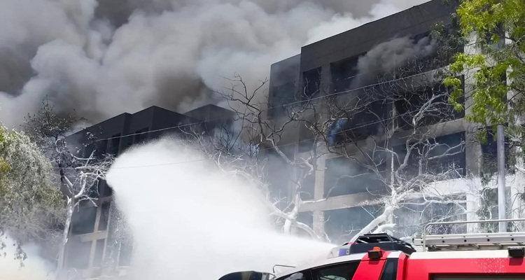 ৮২৫ ফুট উচ্চতায় পৌঁছানোর পরই আকস্মিক আছড়ে পড়ে এয়ার ইন্ডিয়ার বিমানটি