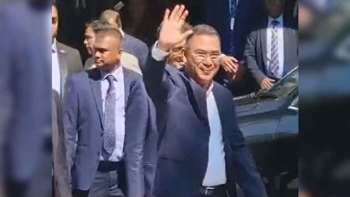 বৈঠক শেষে হাসিমুখে বের হলেন তারেক রহমান