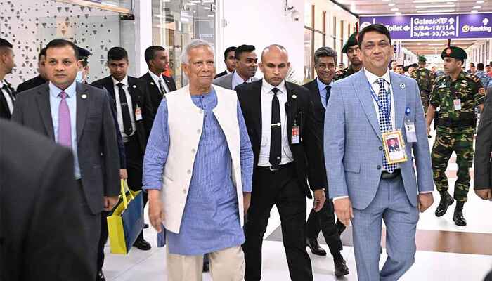 লন্ডন সফর শেষে দেশে ফিরলেন প্রধান উপদেষ্টা