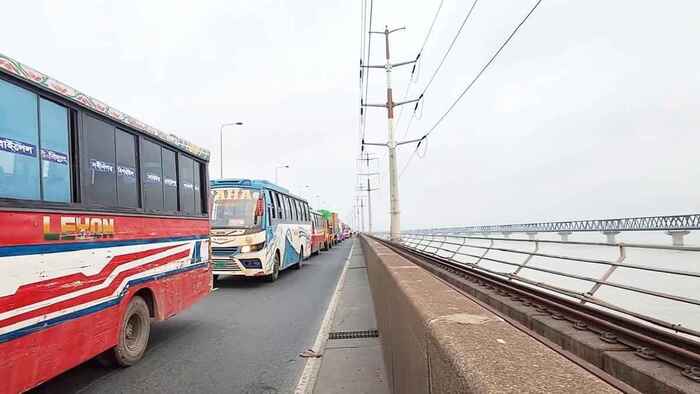 যমুনা সেতুর ওপর দুর্ঘটনায় ৫ গাড়ি বিকল, ২৫ কিলোমিটার যানজট