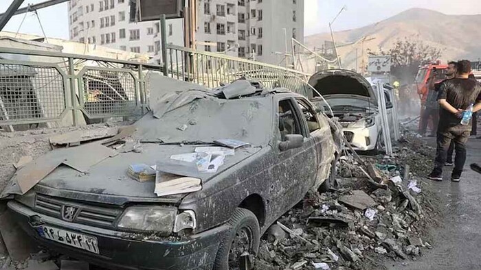 রাতভর ইসরায়েলজুড়ে ইরানের হামলায় নিহত ৬, আহত ৫০