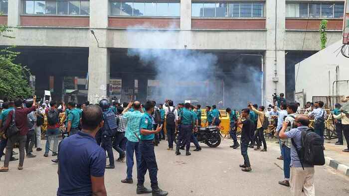 উত্তপ্ত প্রেস ক্লাব, পুলিশের সাউন্ড গ্রেনেড ও লাঠিচার্জ