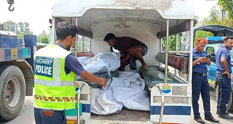 টাঙ্গাইলে ট্রাকের পেছনে মাইক্রোবাসের ধাক্কা, নিহত ৩