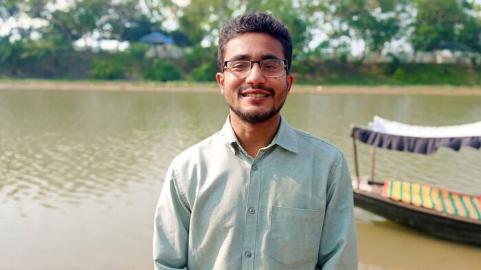 বাস-ট্রাকের ধাক্কা, ইঞ্জিন কাভারে বসা ইবি শিক্ষার্থী নিহত