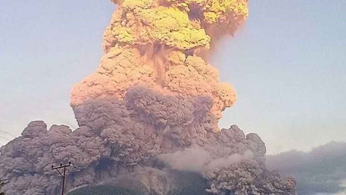 ইন্দোনেশিয়ায় ভয়াবহ অগ্ন্যুৎপাত, সর্বোচ্চ সতর্কতা জারি