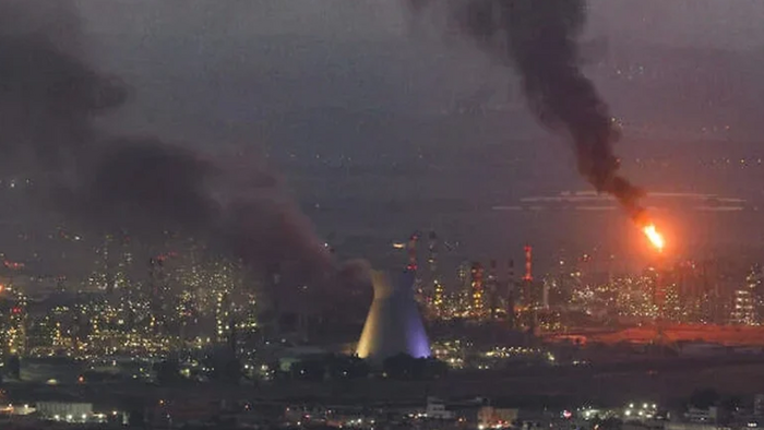 ইরানের হামলায় ইসরায়েলি তেল পরিশোধনাগার বিধ্বস্ত, নিহত ৩