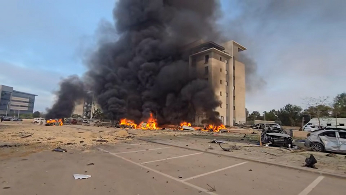 ইসরায়েলের টেক পার্কে ইরানের হামলা, মাইক্রোসফট ভবনের কাছে আগুন