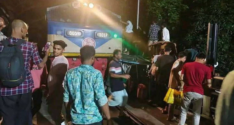 চট্টগ্রামে ট্রেনের সঙ্গে কয়েকটি গাড়ির সংঘর্ষ, শিশু নিহত