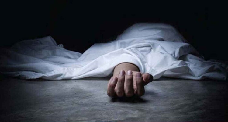 কোরবানির পশু কাটার সময় একজনের মৃত্যু