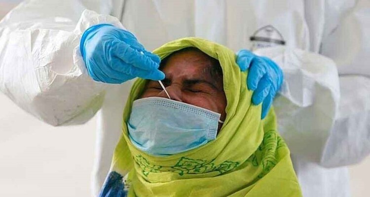 বাড়ছে করোনা শনাক্ত, ছড়াচ্ছে আতঙ্ক