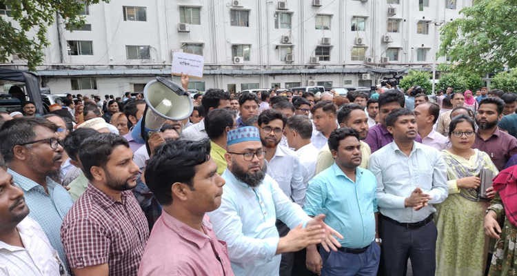 সচিবালয়ে আজও কর্মচারীদের বিক্ষোভ