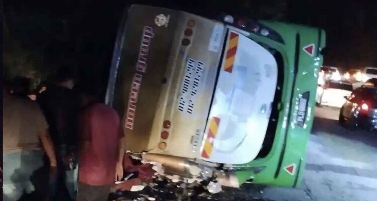 মালয়েশিয়ায় বাস দুর্ঘটনায় শিক্ষক-শিক্ষার্থীসহ নিহত ১৫