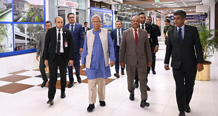 যুক্তরাজ্যের উদ্দেশে ঢাকা ছেড়েছেন প্রধান উপদেষ্টা