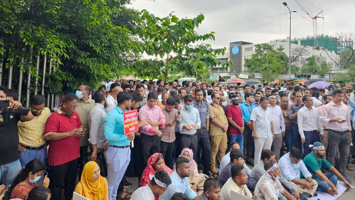 আজও অবরুদ্ধ এনবিআর, প্রধান ফটকের সামনেই চলছে শাটডাউন কর্মসূচি