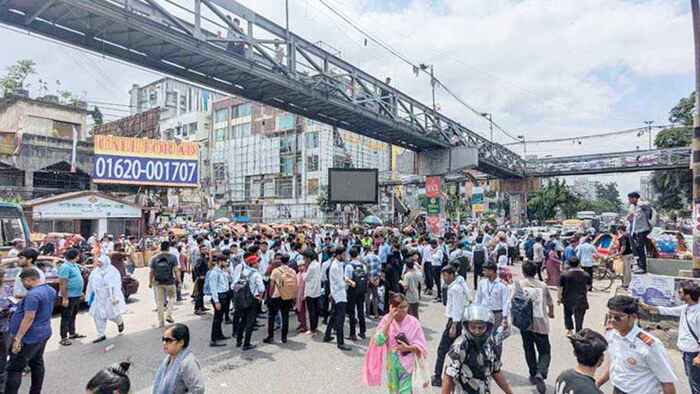 আইডিয়াল কলেজ শিক্ষার্থীদের সায়েন্সল্যাব মোড় অবরোধ