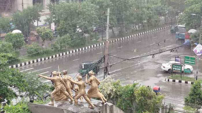 বৃষ্টিতে স্বস্তি নগরবাসীর