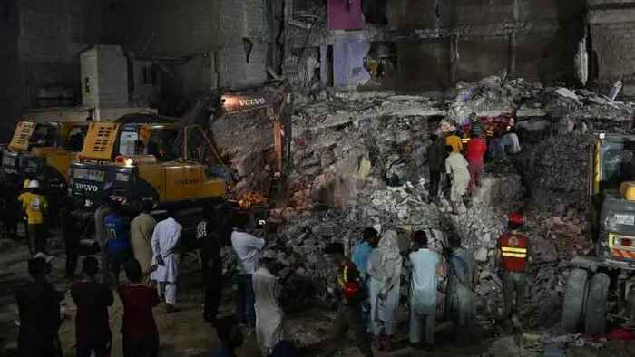 পাকিস্তানে ভবন ধসে নিহত ১৪, ধ্বংসস্তূপে আটকা ৩০