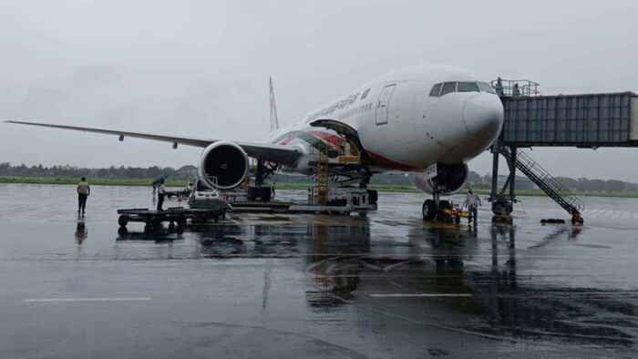 যান্ত্রিক ত্রুটি, শাহ আমানতের রানওয়েতে দুই ঘণ্টা আটকা বিমান