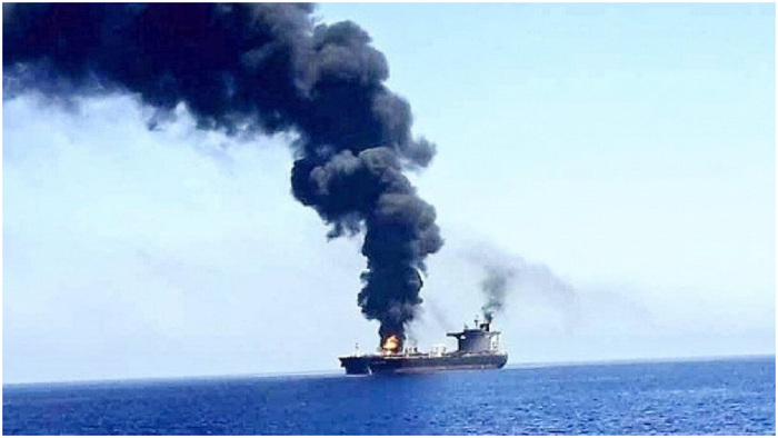 লোহিত সাগরে জাহাজে হামলা, গোলাগুলি চলছে