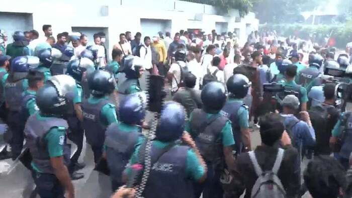 কাকরাইলে চাকরিচ্যুত বিডিআর সদস্যদের অবস্থান: পুলিশের জলকামান নিক্ষেপ