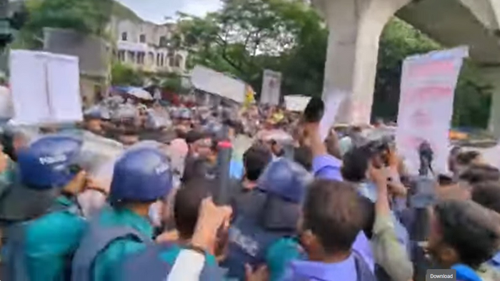 শাহবাগে পুলিশ-চাকরিপ্রার্থী হাতাহাতি