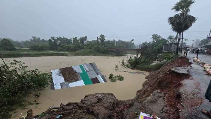 ফেনীতে মৌসুমের সর্বোচ্চ বৃষ্টিপাত রেকর্ড, বন্যা আতঙ্কে দিশেহারা মানুষ