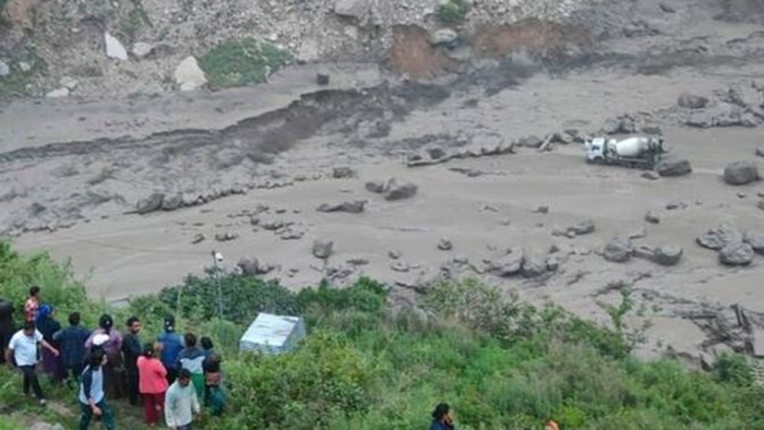 ভয়াবহ বন্যায় ভেসে গেছে চীন-নেপাল সংযোগকারী সেতু, নিখোঁজ বহু মানুষ