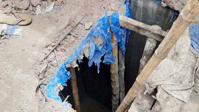মোবাইল তুলতে গিয়ে সেপটিক ট্যাংকের ভেতর ৪ যুবকের মৃত্যু