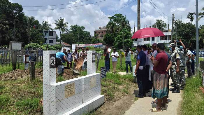 দাফনের ৫ দিন পর গোপালগঞ্জে নিহত ৩ জনের মরদেহ উত্তোলন