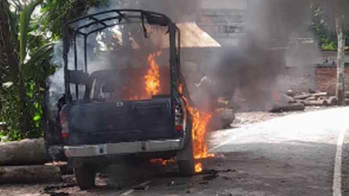 গোপালগঞ্জে পুলিশের গাড়িতে আগুন