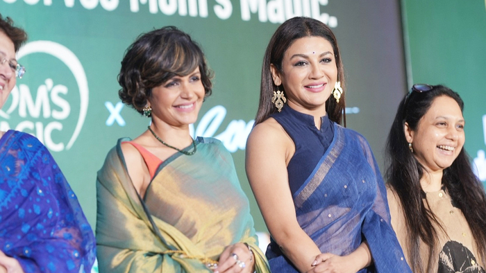 বলিউড তারকা মন্দিরা বেদীর সঙ্গে একমঞ্চে জয়া আহসান