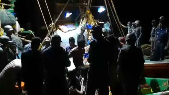 বঙ্গোপসাগরে দুই ফিশিং ট্রলারসহ ৩৪ ভারতীয় জেলে আটক